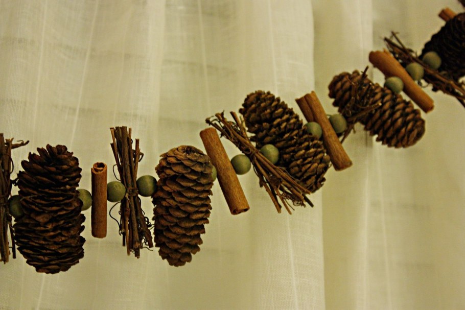 Декор из шишек для сада