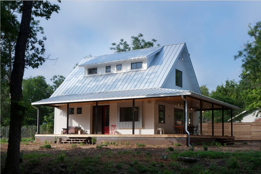 Крыши частных домов с верандой