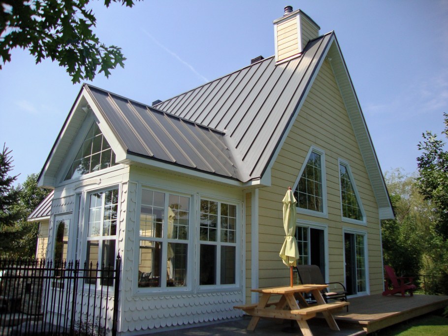 Дом с выносной крышей