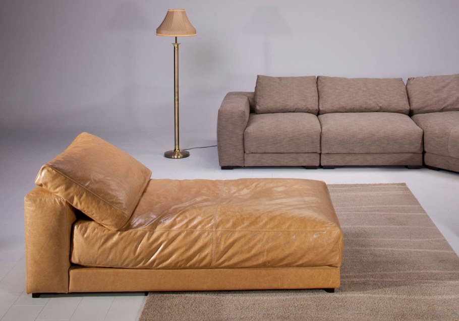 Диван на белом фоне