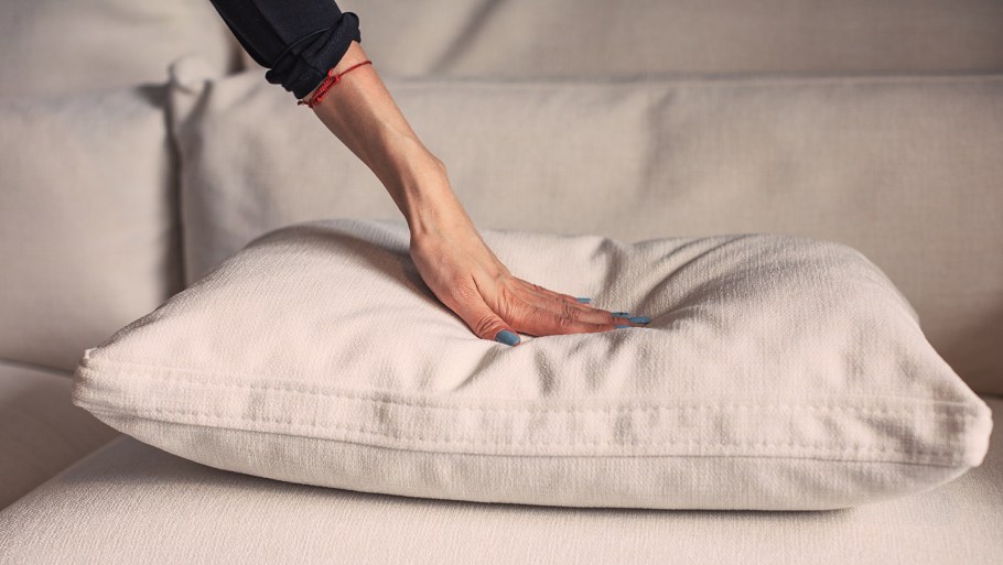 Большие мягкие диваны с подушками