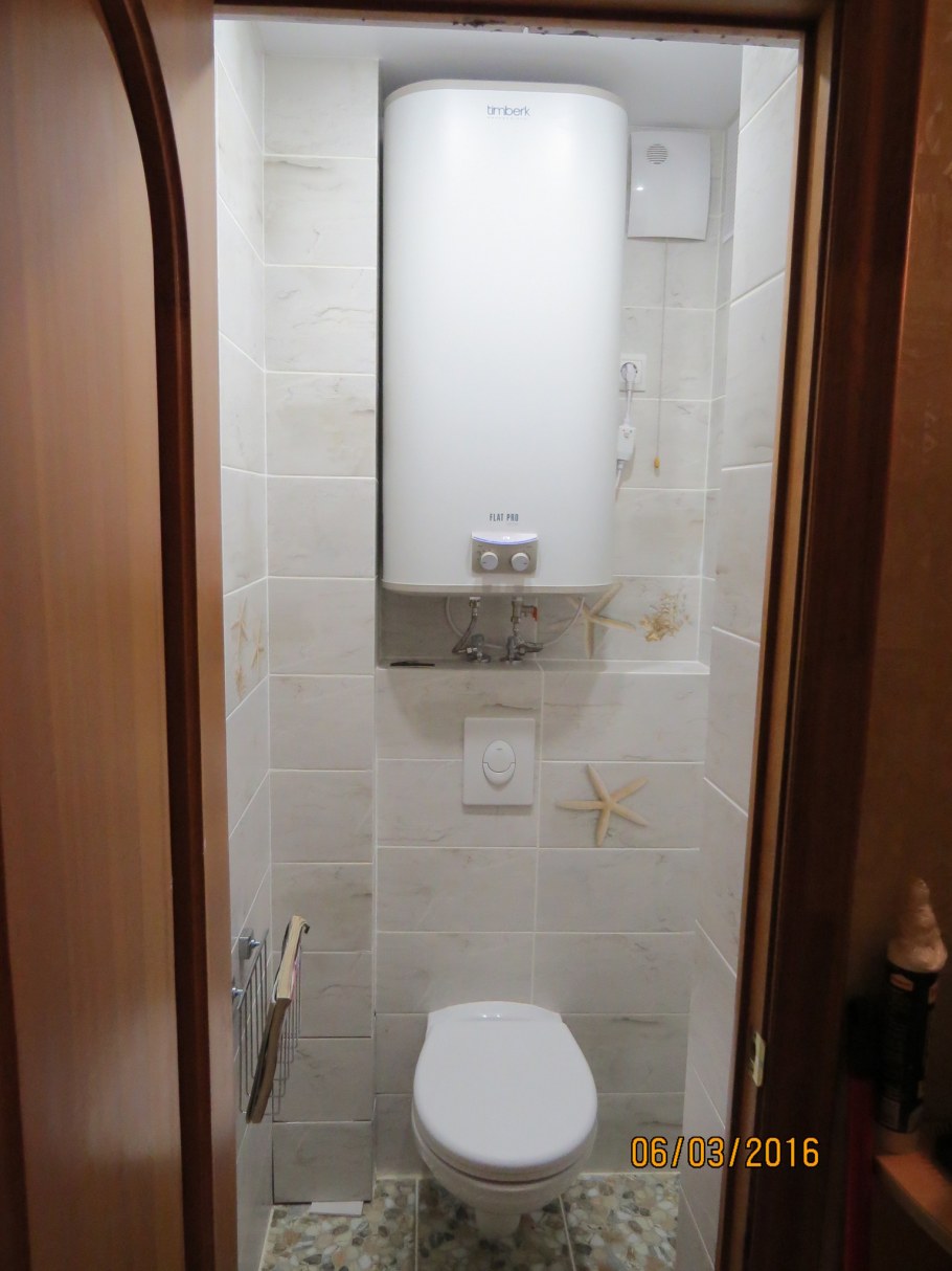 Водонагреватель в шкафу в туалете