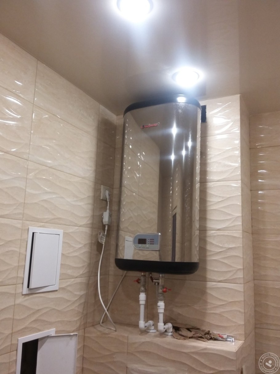 Водонагреватель над инсталляцией