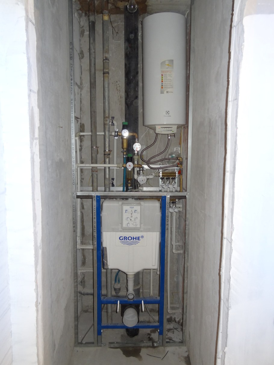 Короб для труб за унитазом