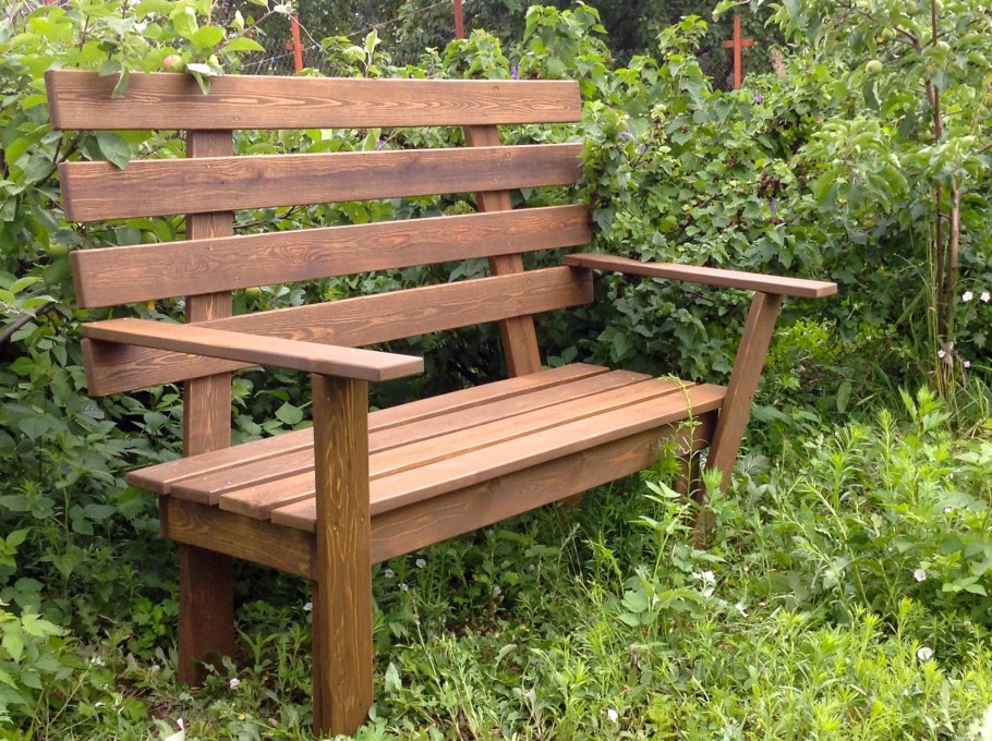 Простые деревянные скамейки