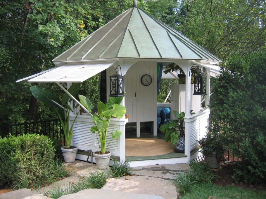 Небольшая беседка для дачи