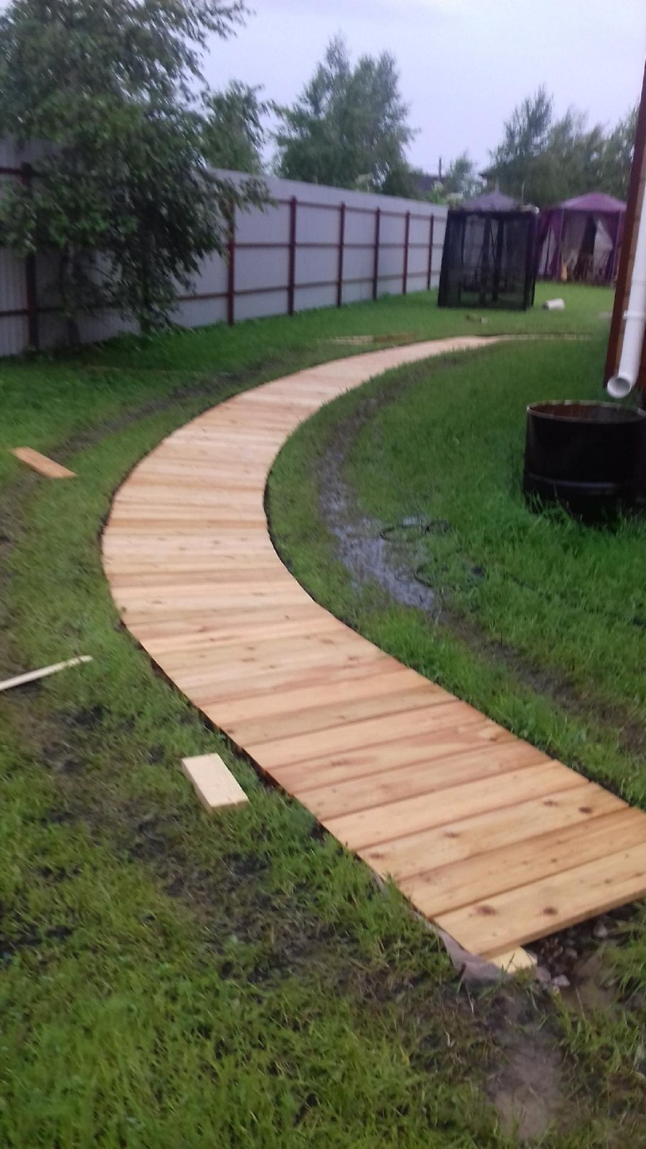 Деревянный настил дорожка