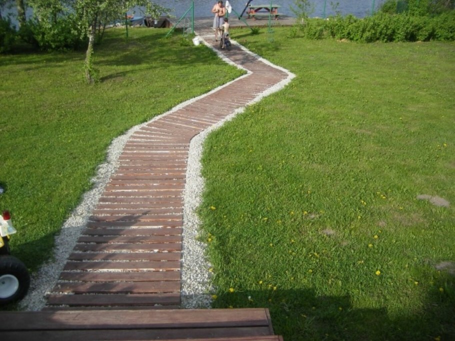 Деревянная дорожка с щебнем