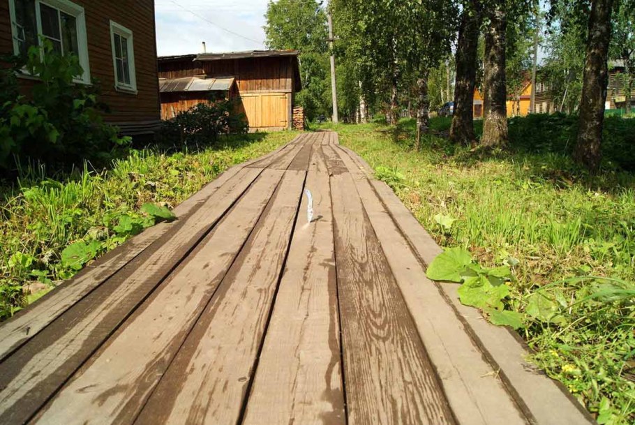 Деревянный тротуар на даче