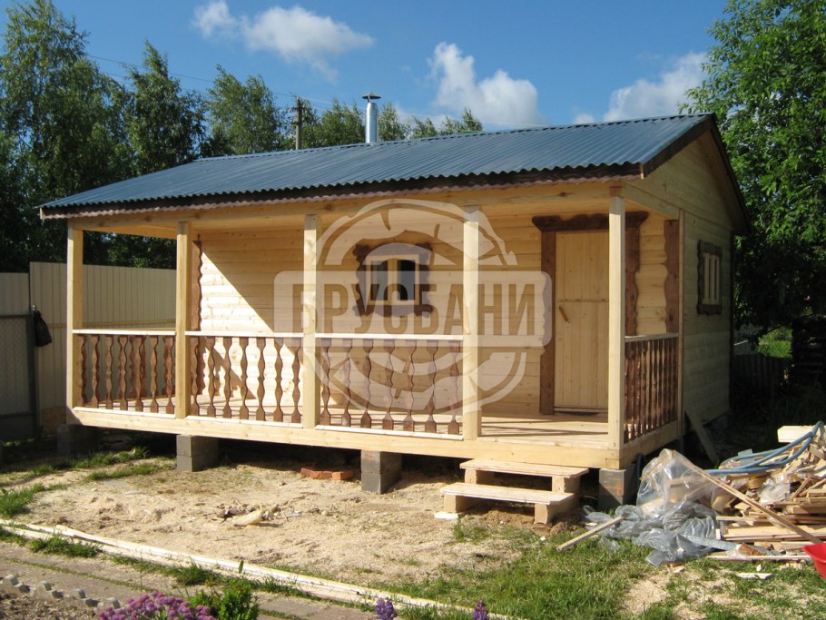 Баня с двухскатной крышей и террасой