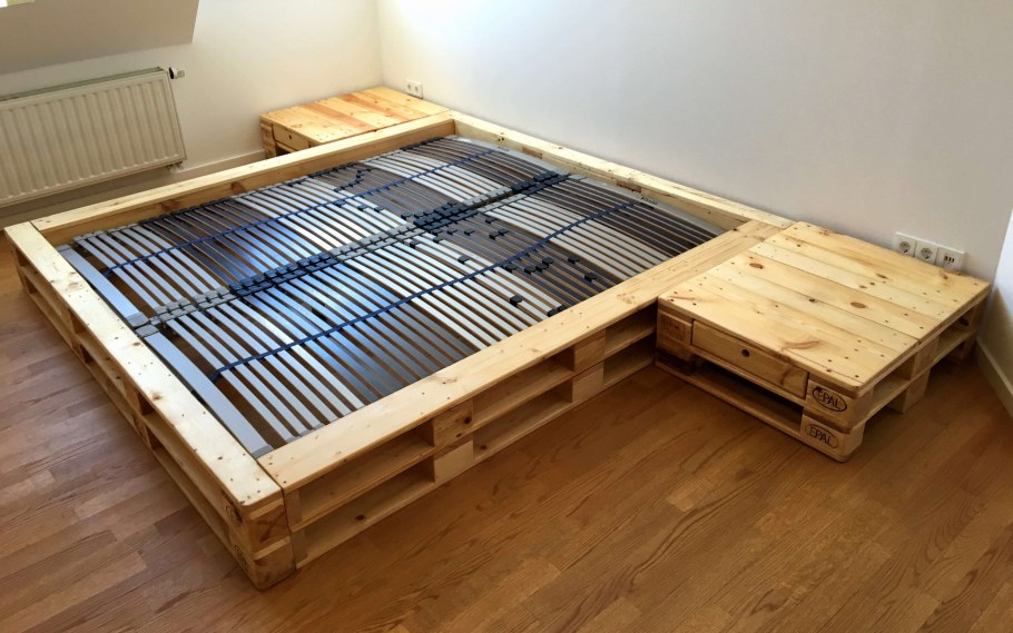 Кровать из поддонов с ящиками