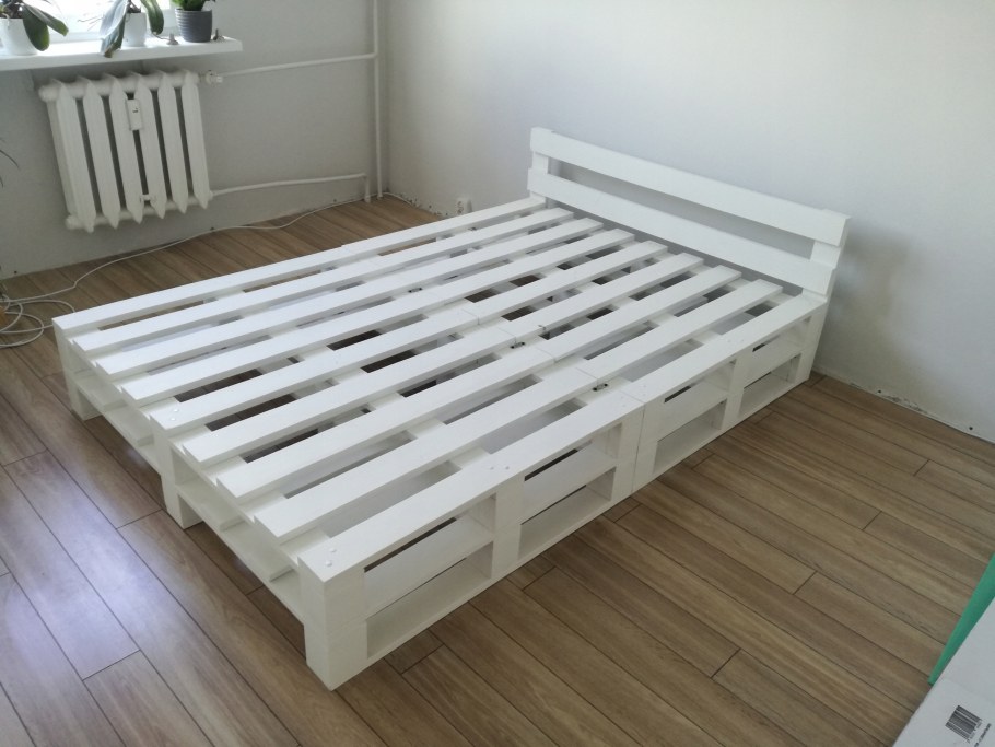 Кровать из досок поддонов