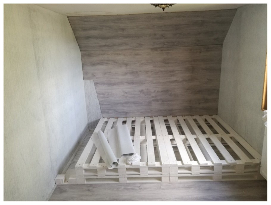 Кровать из паллет на колесиках