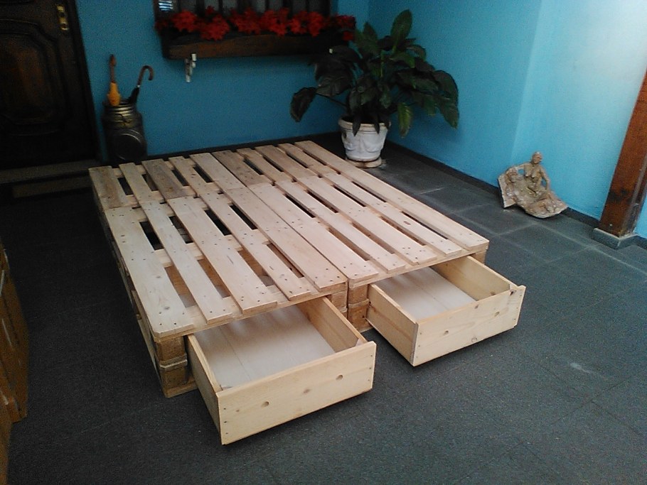 Кровать из поддонов