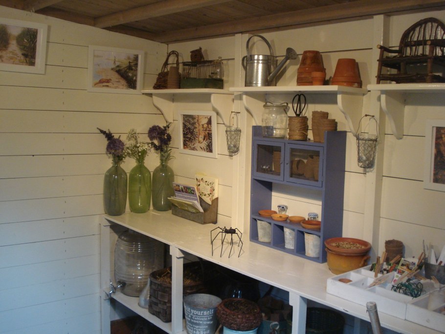 Сарай для дачи внутри