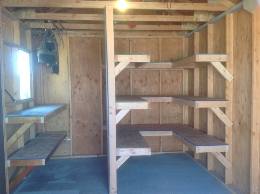 Хранение садового инвентаря в сарае