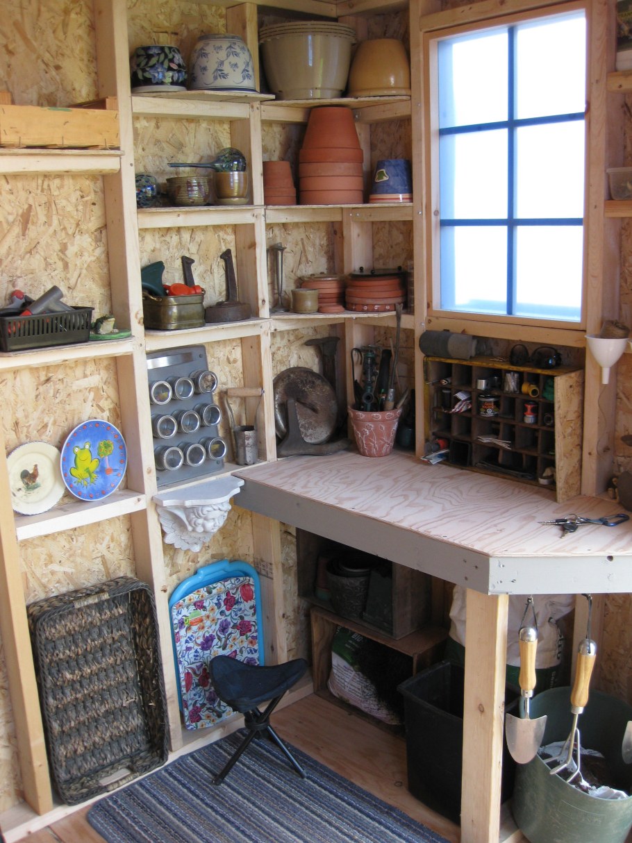 Полки в сарае на даче