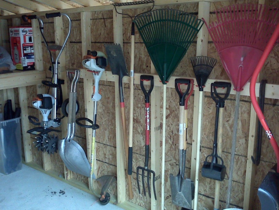 Хранение садового инвентаря в сарае