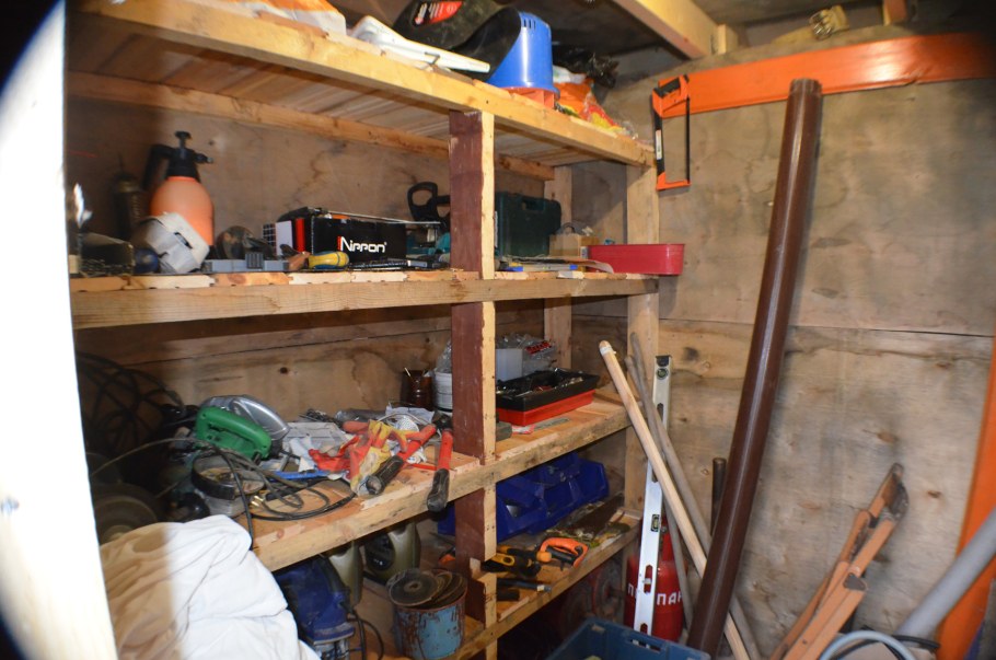Хранение садового инвентаря в сарае