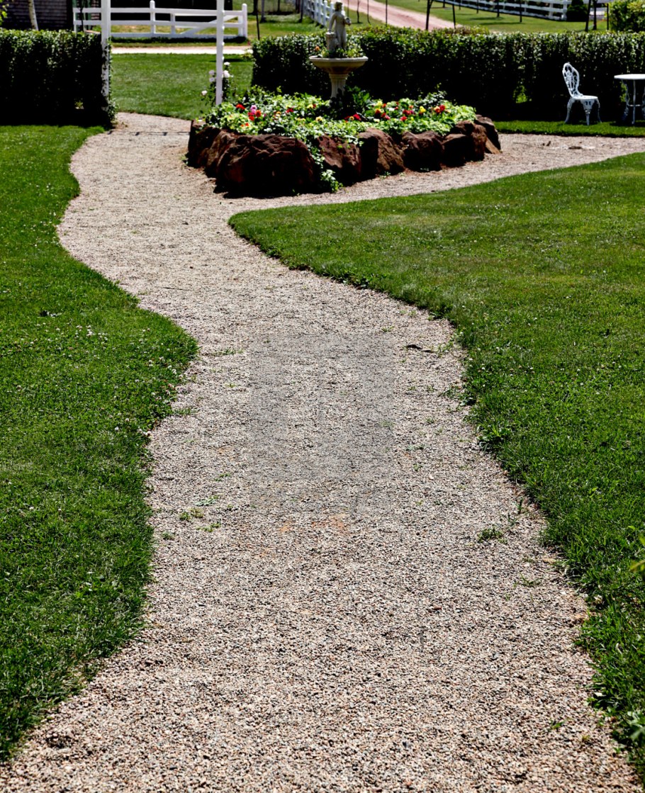 Отсыпка дорожек мраморной крошкой