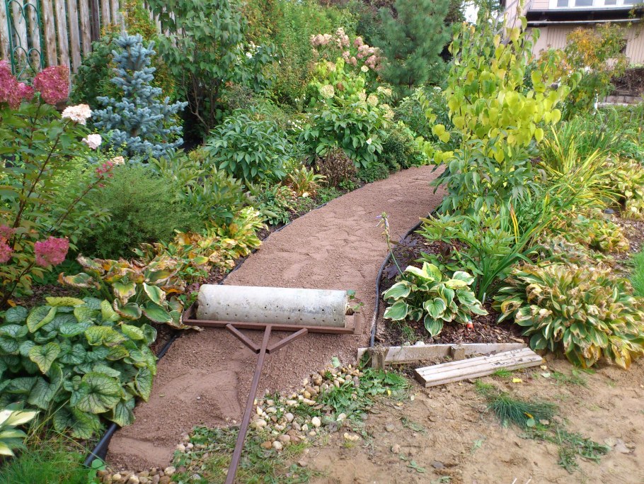 Пешеходная дорожка из щебня