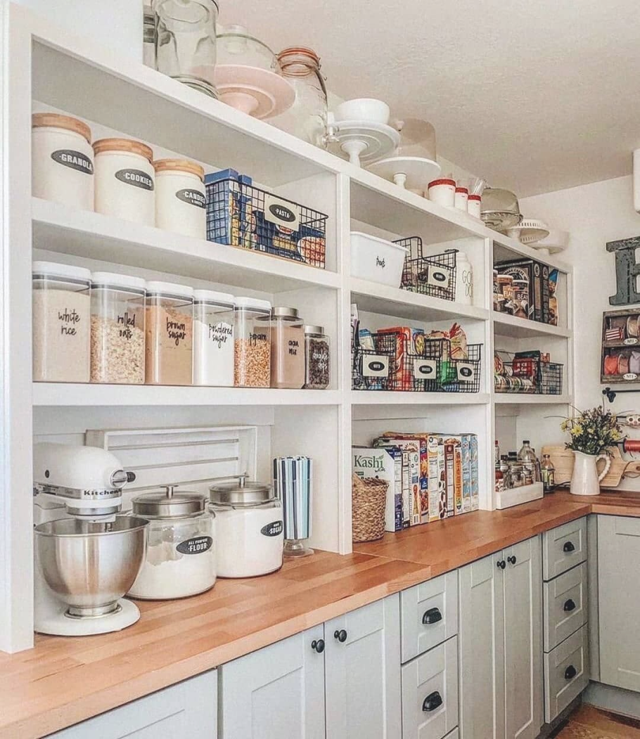 Открытый стеллаж на кухне