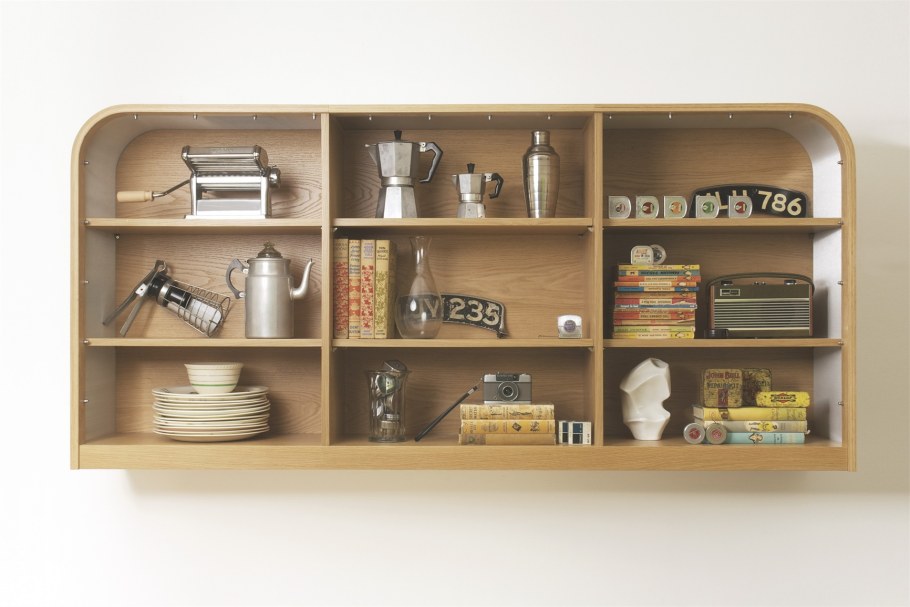 Полки шкафа с предметами