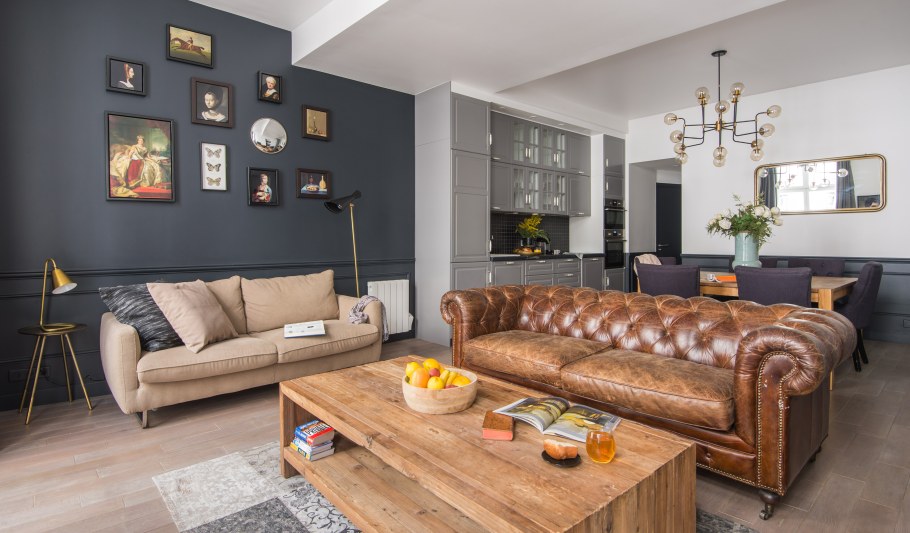 Светлый кожаный диван в интерьере