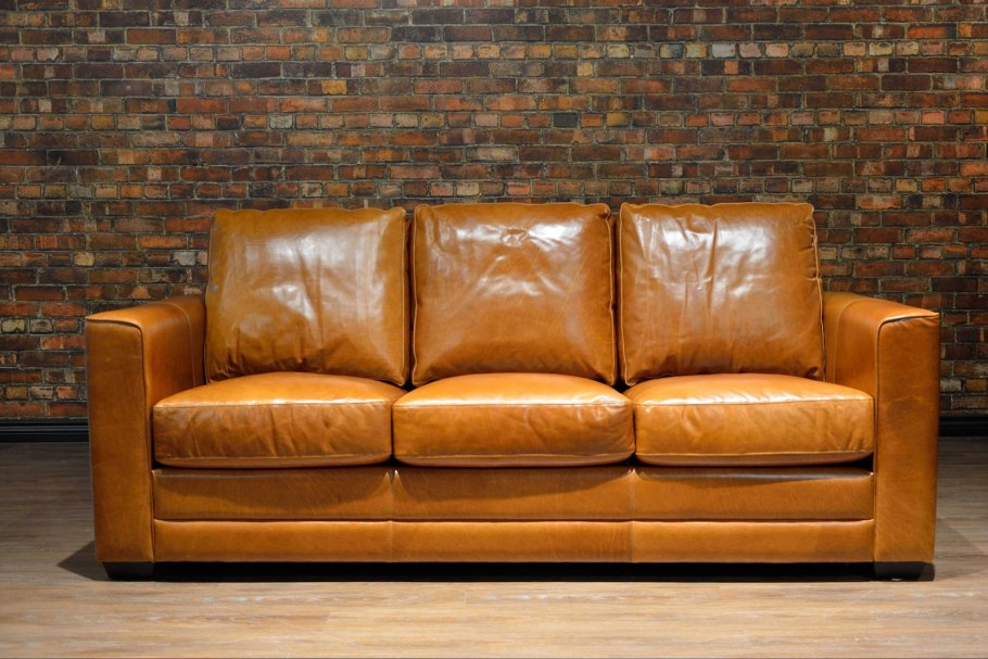 Светло коричневый кожаный диван
