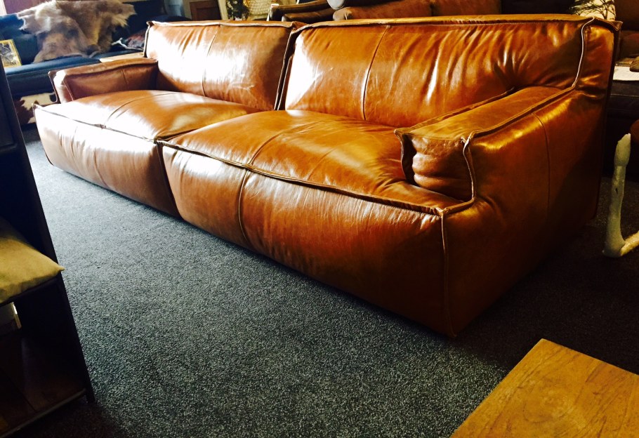 Диван коньячного цвета в интерьере