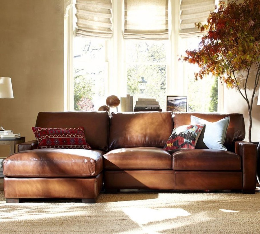 Рыжий кожаный диван в интерьере