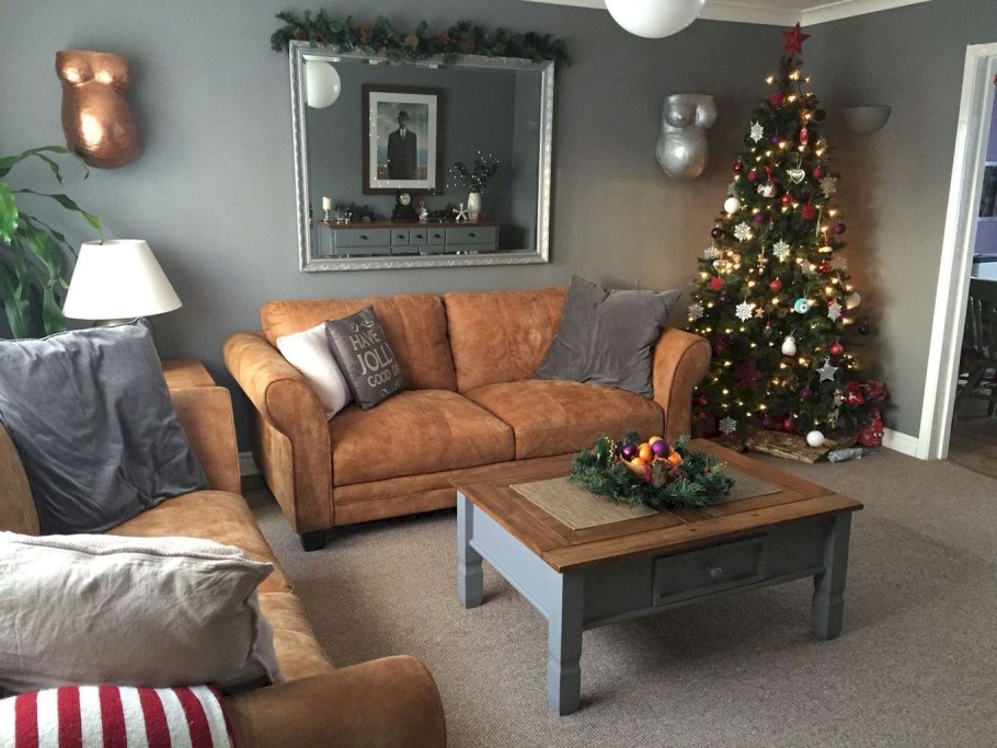 Рыже коричневый диван в интерьере