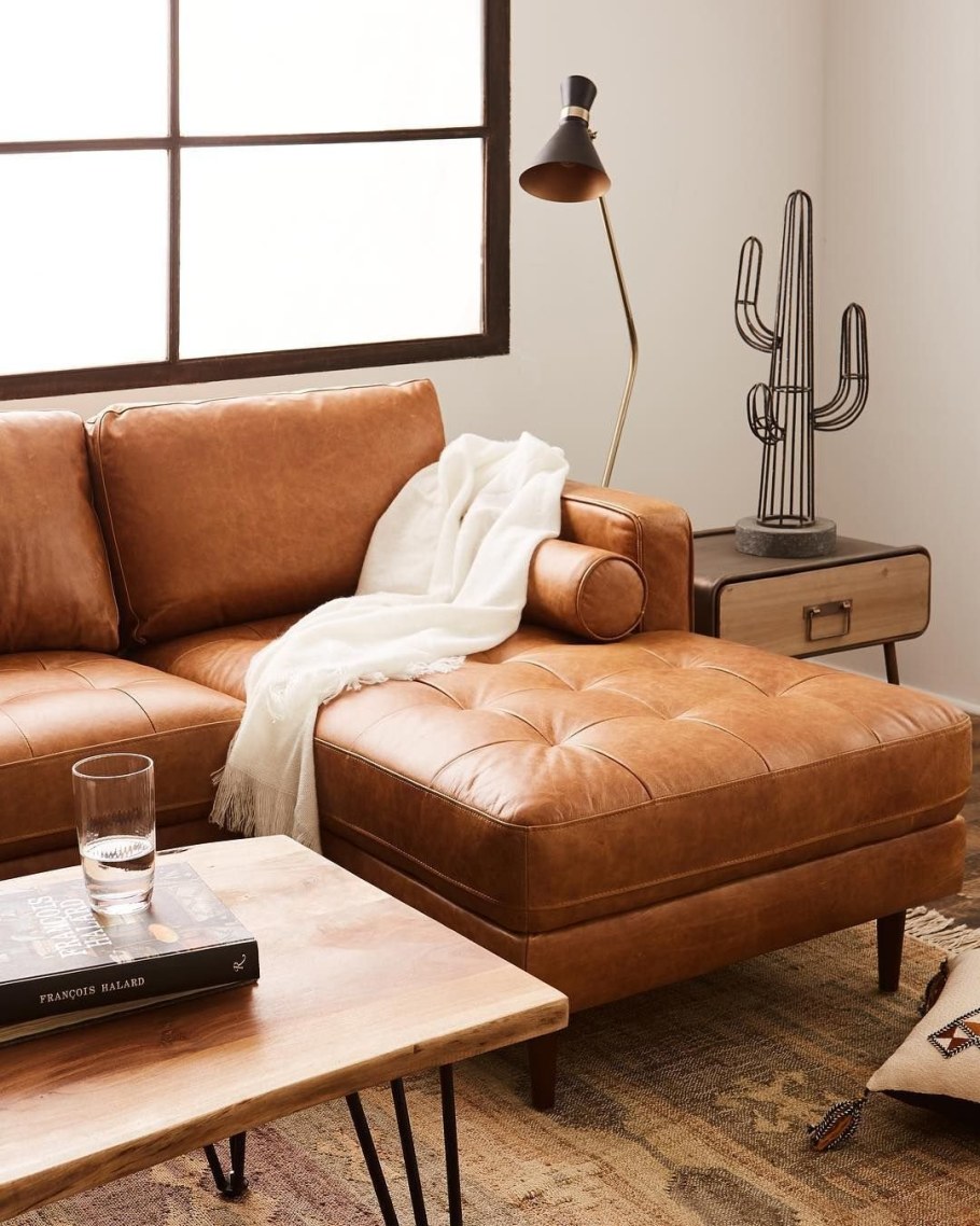 Коричневый кожаный диван