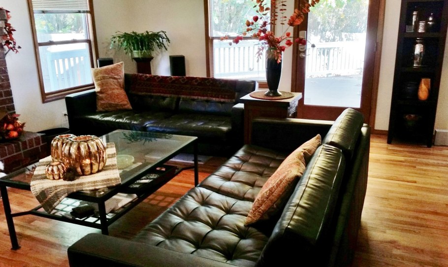 Рыжий кожаный диван в интерьере дома