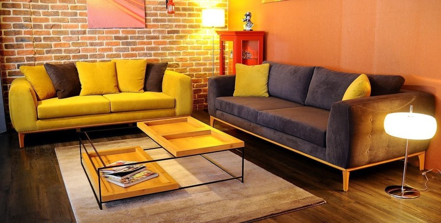 Диван горчичного цвета