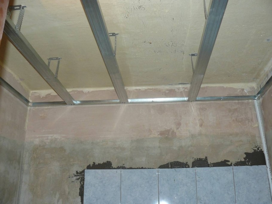 Каркас потолка из профиля для пластиковых панелей