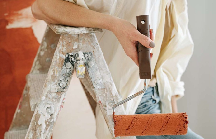 Люди делают ремонт