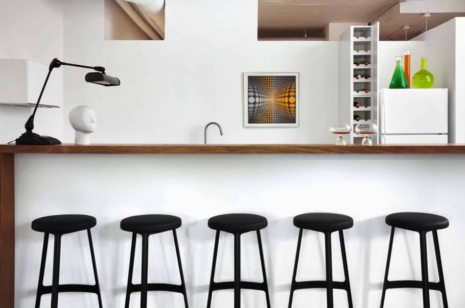 Барная стойка с деревянной столешницей в стиле лофт.