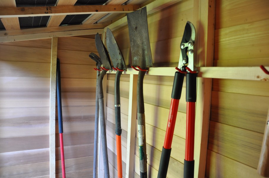 Крепление для садового инвентаря на стене