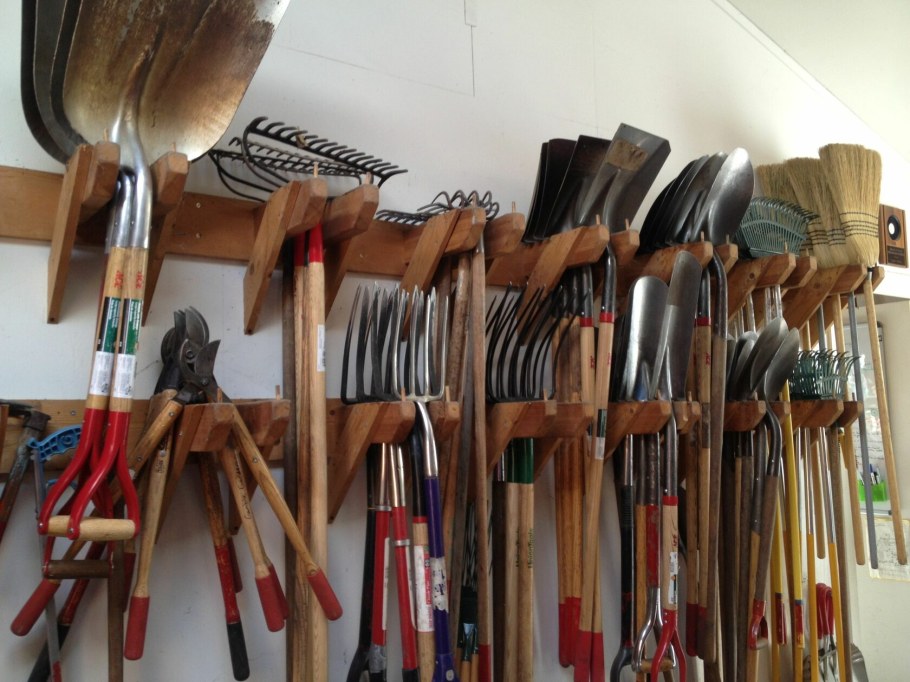 Организация хранения садового инвентаря