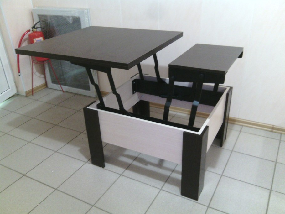 Стол трансформер в комнате