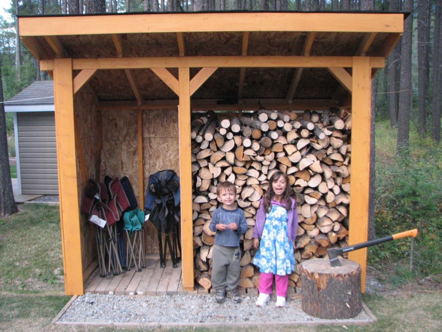 Дровяник деревянный