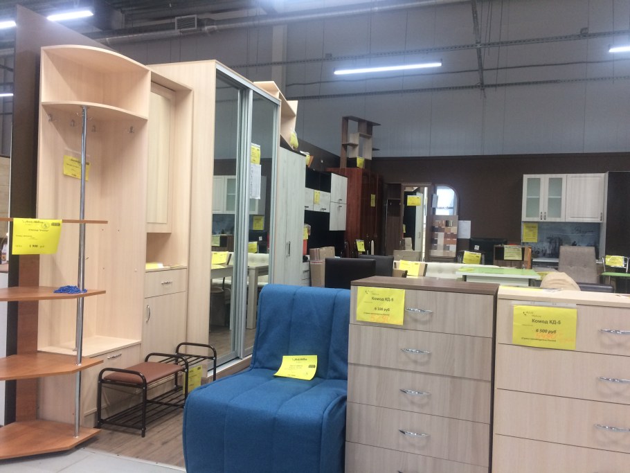 Угловой кухонный гарнитур на ножках