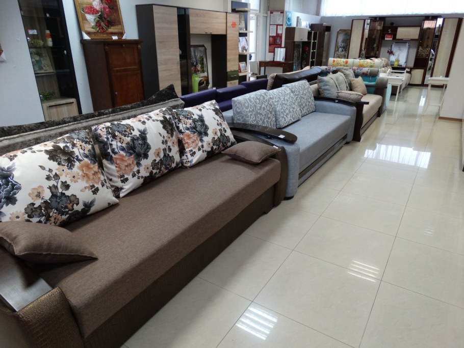 Большой мебельный магазин