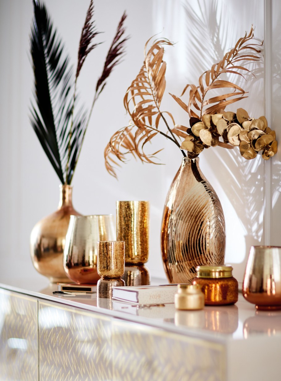 Золотые вазы в интерьере