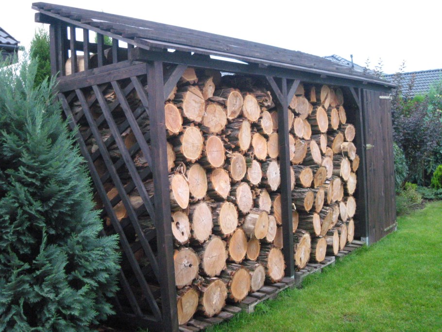 Дровница на участке