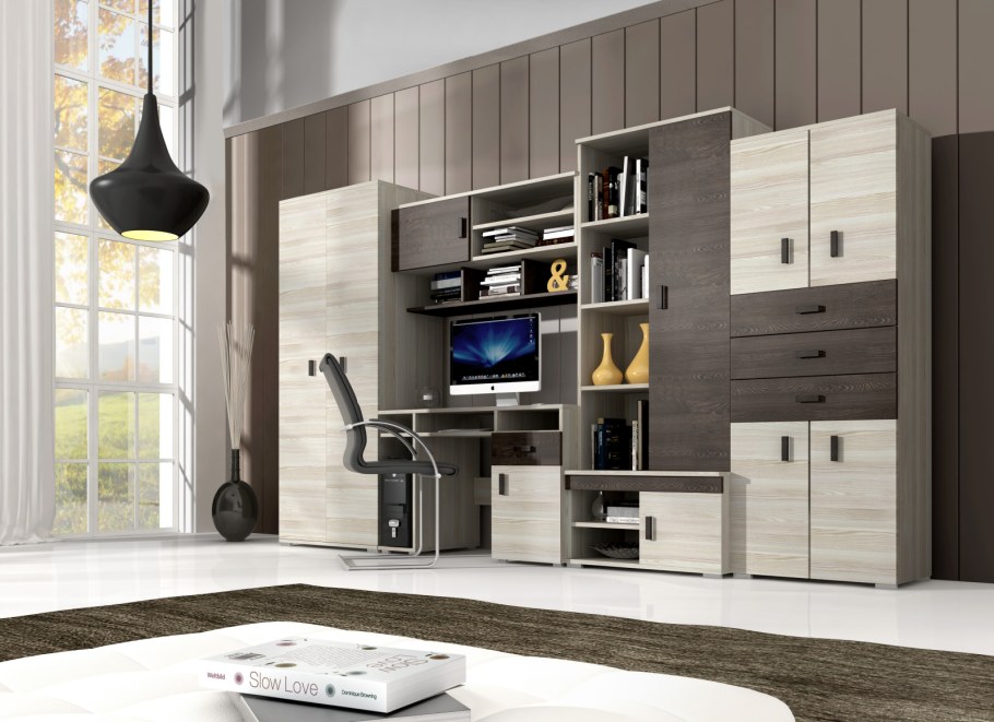 Интерьер зала с компьютерным столом