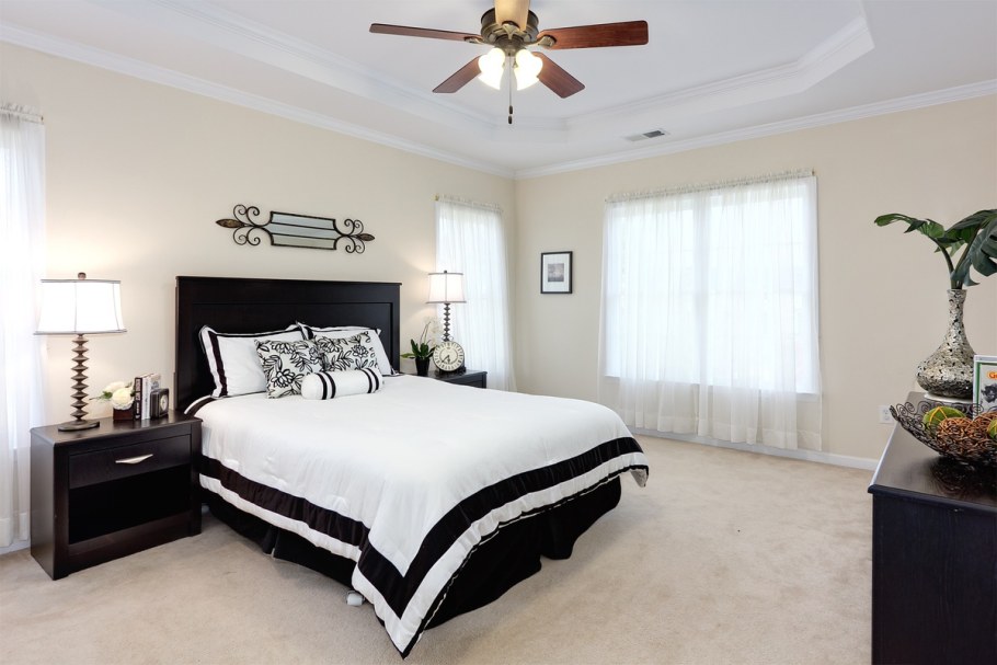 Светлые стены темная мебель