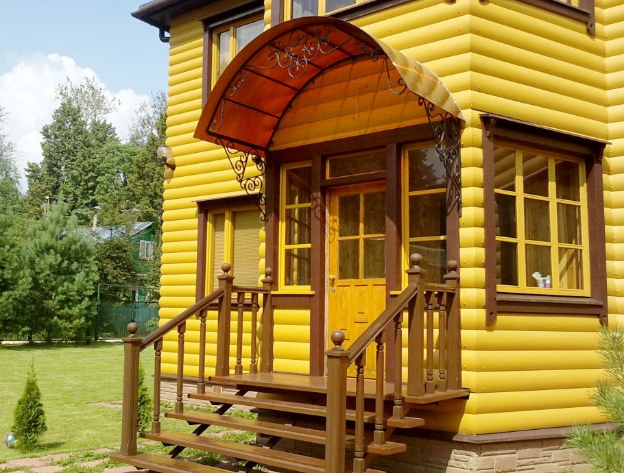 Деревянное крыльцо с козырьком