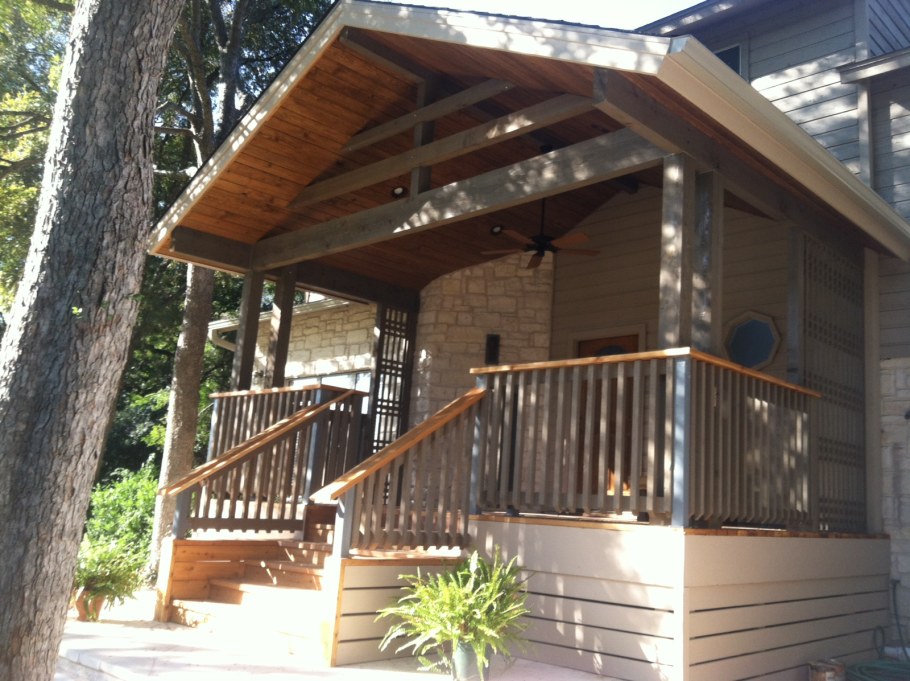 Деревянное крыльцо с козырьком